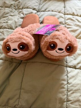 Plush Sloth Slide Slippers in Light Brown size: Small NWT
